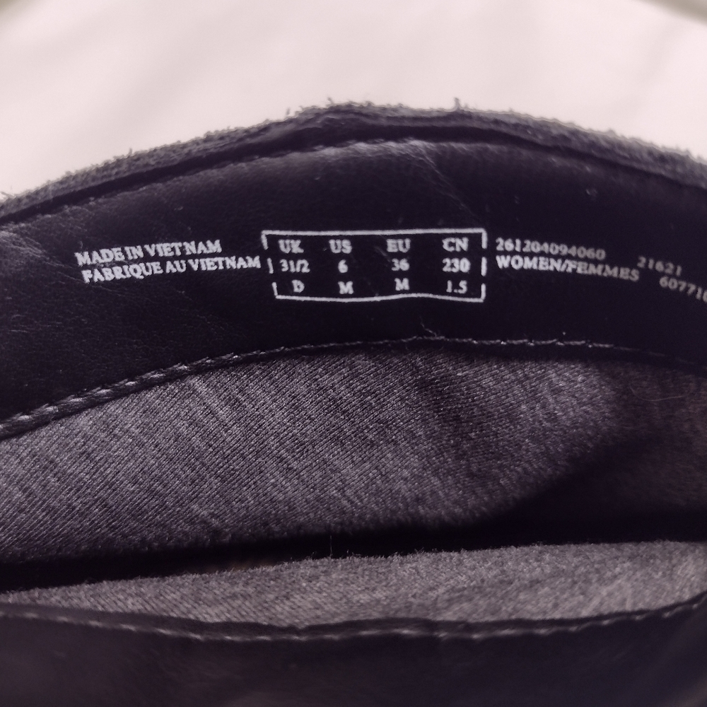 Clarks Boot Size 6 - image 5